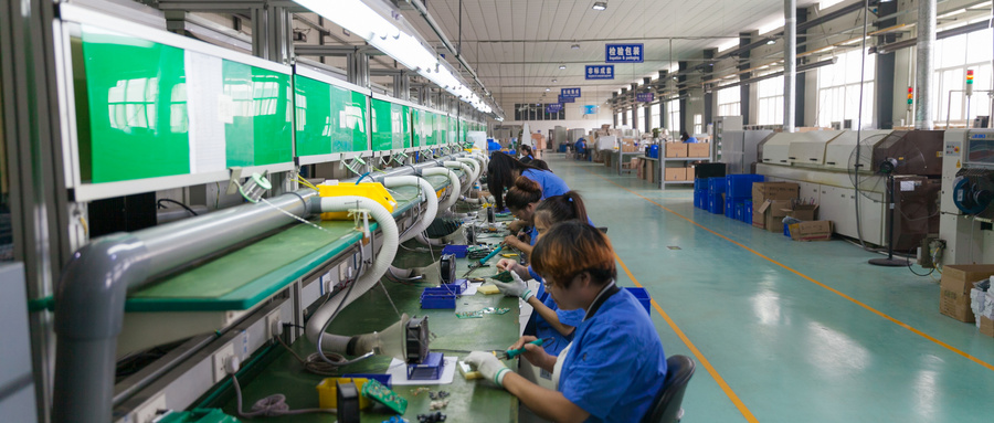 摄图网_501390753_炎热的工厂车间内工人忙碌的进行作业【媒体用图】（仅供媒体用图使用，不可商用）(非营利使用).jpg